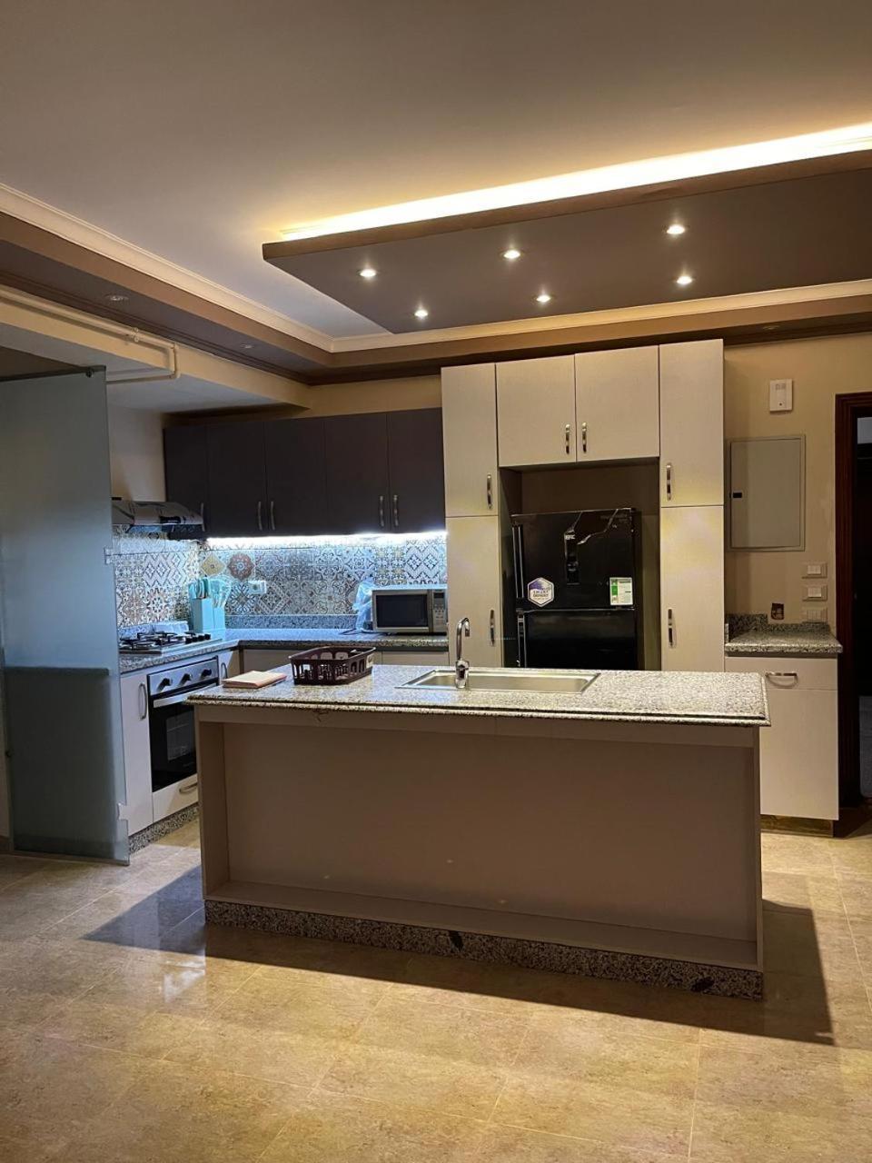 3br With Privet Garden Pool With Excellent Location Near Waterway